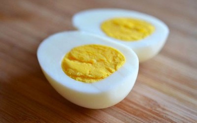 Πως να καθαρίσετε γρήγορα ένα βραστό αυγό με ένα κουτάλι! (video)